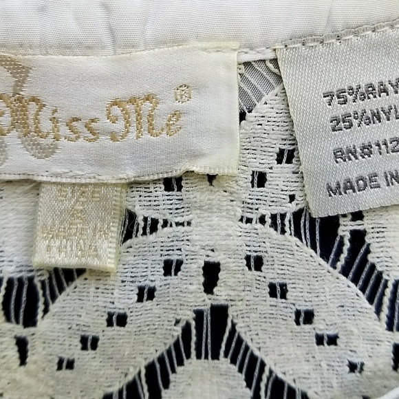 Miss Me Lace Blouse - Picture 4 of 5